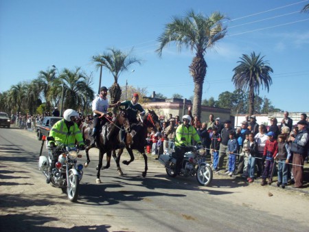 "Paso del Durazno": dos jinetes de Sarandí del Yí cruzaron la meta de la mano en emocionante final 